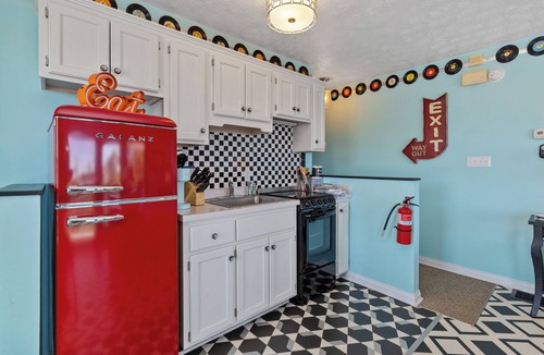 Sloans Valley Apartment | Welcome to “Retro Suite” – Your 1950s-Inspired Lakeside Getaway