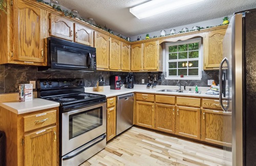 Sloans Valley Cabin | Welcome to “The Retreat on the Hill” – Your Peaceful Lakeside Getaway