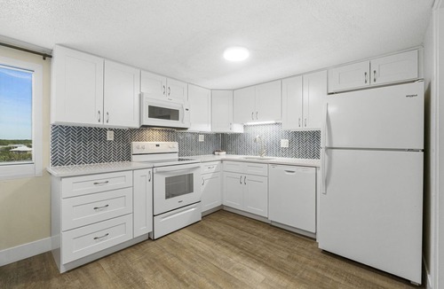 Sunnyside Condo | West End! Carillon Beach! Seasonal chair service! Pinnacle Port!