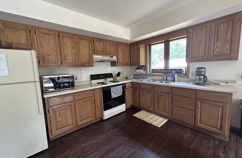 Sturgeon Bay House | Whispering Pines By The Bay, quiet seclusion near water and town
