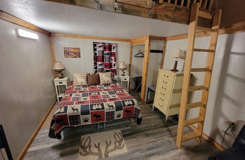 Dandridge Cabin | Wild Deer Cabin. Short walk to Douglas Lake. Half Hour from Pigeon Forge.