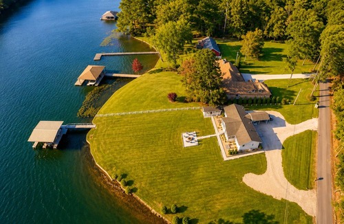 Florence House | Wilson Lake-Pickwick Fishing, Dock, Boat Parking, RTJ Golf, UNA, NO HIDDEN FEES