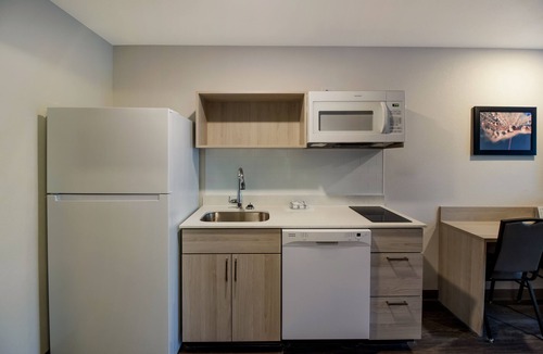 Madison Heights Hotel | WoodSpring Suites Detroit Madison Heights