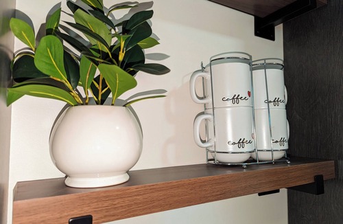 New Center Detroit Apartment | Work/Play Base: Park Free, 10mins DTWN, Fast WiFi