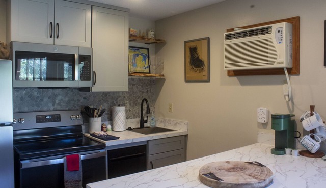1 bedroom sleeps 4. On the Schuss golf course. close to Torch Lake and others.