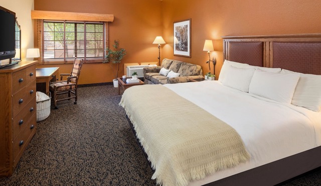 1 King Accessible Room With Access to Pool, Hot Tub, and Gym