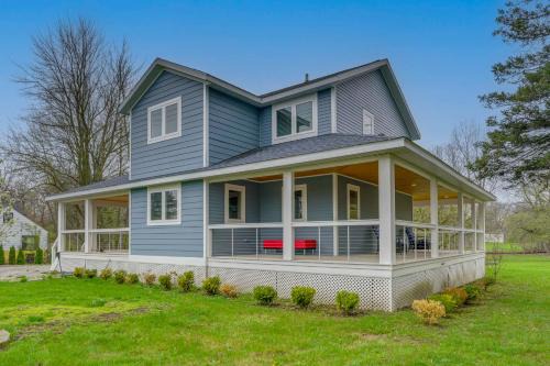 < 1 Mi to Oakland University: Cozy Retreat w/Yard