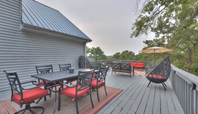 16-Acre: MountainView-3 Decks-FirePit-Trampoline Game Rm. 10 min. Shows n Lake in Branson