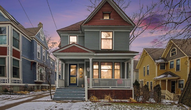 2 Bedroom Apartment 1st floor in historic district near downtown Grand Rapids!