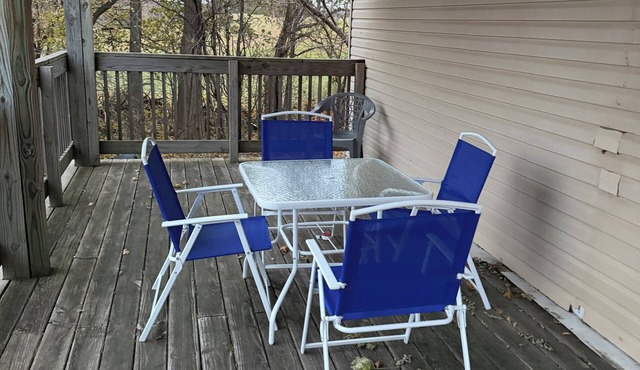 2-bedroom apt at edge of historic downtown Hancock & near Portage Lake w AC
