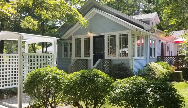 2 blocks to the beach and pet friendly. Memories are Made Here