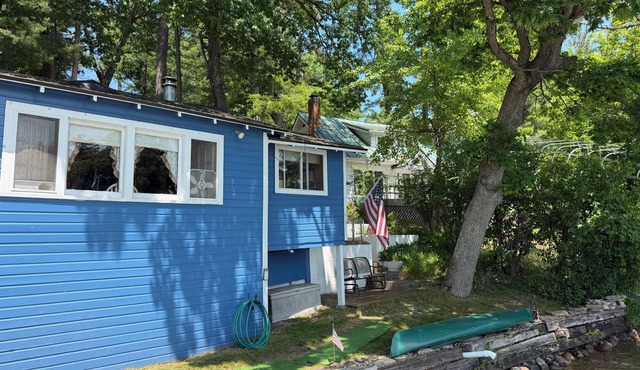 2 Charming cottages on Columbia Lake walking distance to the Wheelhouse & Casino