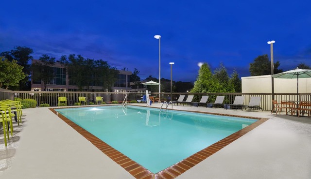 2 Group-Friendly Rooms Near Popular Attractions & Dining | Free Parking & Bfast