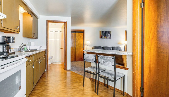 2 Mi to Dwtn Green Bay: Ideally Located Townhome!