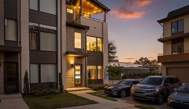 2 Townhomes | Sleeps 14 | Sauna | Massage Chair