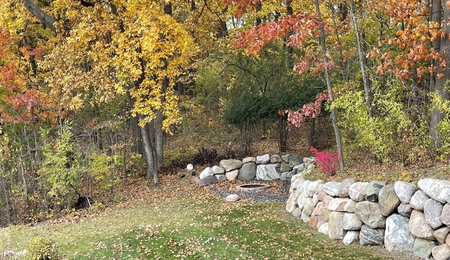 2BR Family-Size Walkout Suite with Private Entrance Near Pine Knob Music Theatre