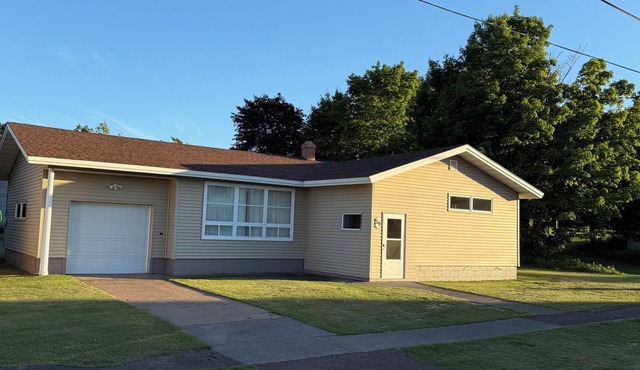 3 bed 1 bath ranch style home a half a block to trail and 10 mins to MTU