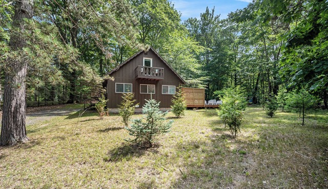 3 Bedroom, 1.5 Bath Chalet minutes from Hamlin Lake. Sleeps 8