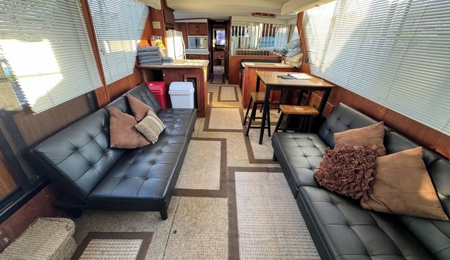 3 Bedroom, 2 Bathroom, Stationary 60' [sixty ft] House Boat, Sleeps 6