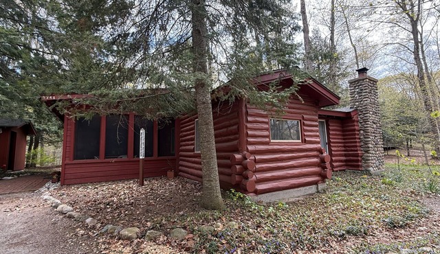3-bedroom across from Big Glen Lake Dog ok