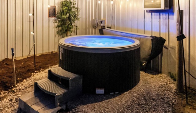 3 Bedroom Cabin. Sleeps up to 9. Direct Access to Brimstone. Hot Tubs