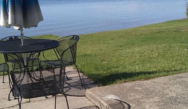 3 bedroom cottage directly on beautiful Silver Lake