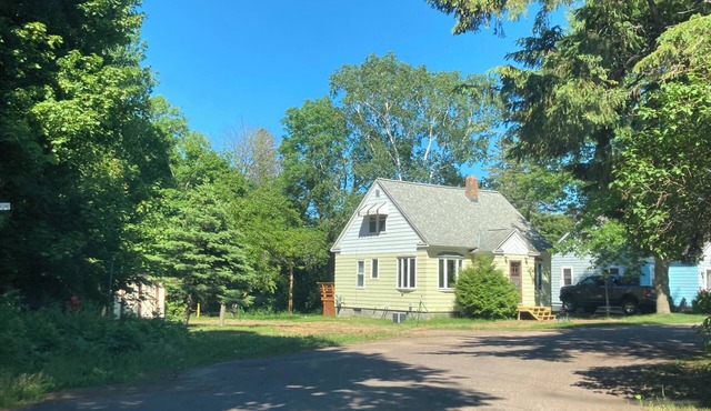 3 Bedroom with path to beach in town!