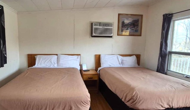 3 Convenient Rooms Perfect for Exploring Cadillac’s Best Spots, Free Parking