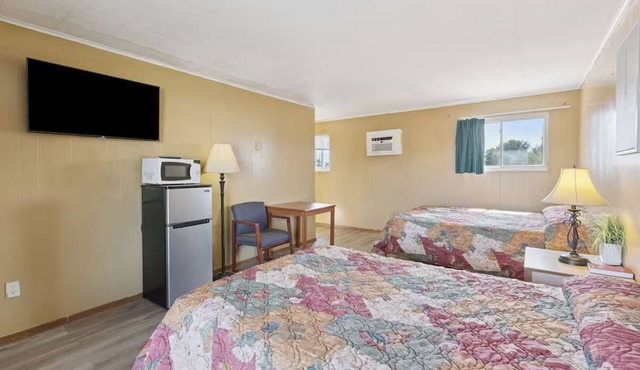 3 Group-Friendly Rooms Near Local Restaurants | Free Onsite Parking