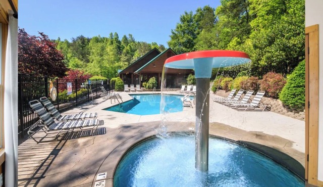 3 King Suites, Game Room, Hot Tub – Luxury Cabin Near Gatlinburg Sleeps 10