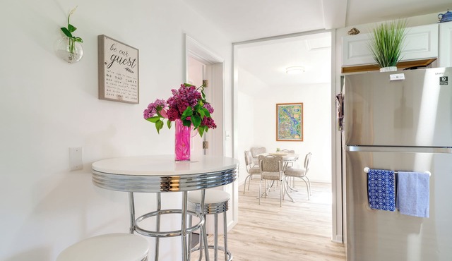 3 Mi to Lake Michigan: The Country Cottage