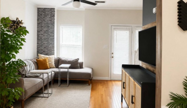 3-story Townhome, Downtown Atlanta, In-home Salon