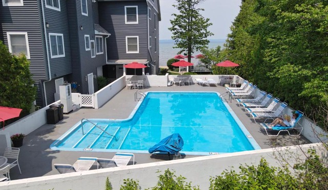 300 North Shore Inn