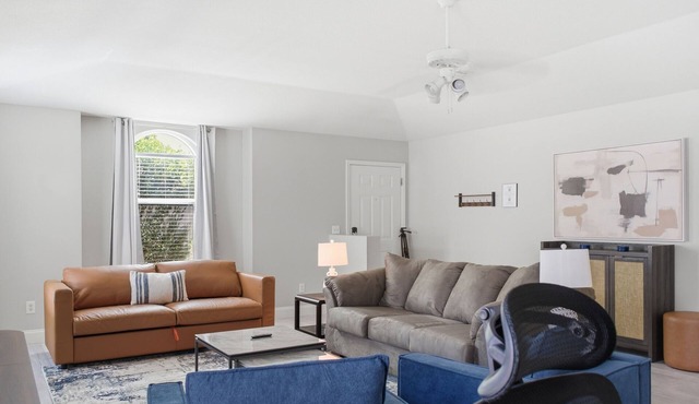 3BR/2BA Pensacola Family, Home, Game Room + Workspace, Sleeps 8, NAS 6mi, Pet OK