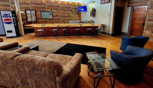 3BR on SXS Snowmobile Trail w/Full Bar, Walk to Dining &Bars, Near MTU &Houghton