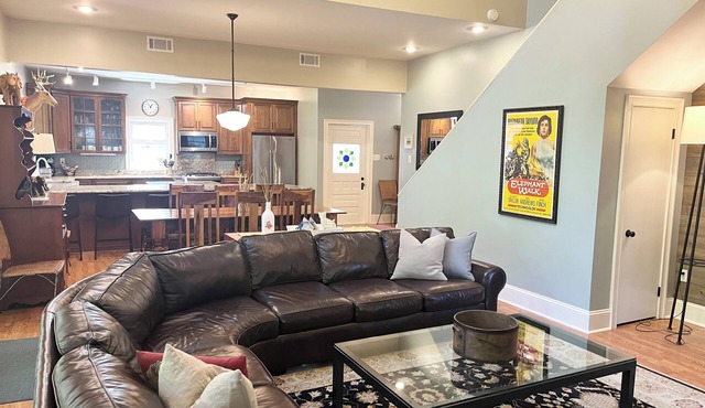 4 bed/3 bath huge house, 1.5 blocks to beach/town, hot tub/game rm, dog friendly