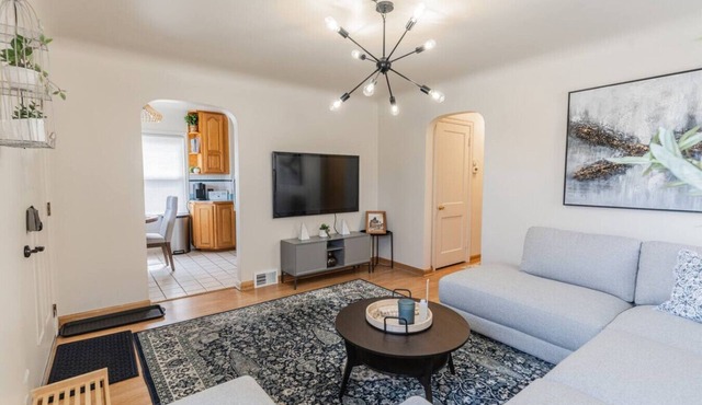 4 Bedroom 2 and a half bath that Sleeps 8 Near it all Ford Telegraph