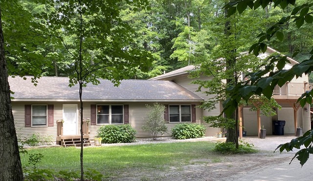 4 Bedroom/2 Bath Home with Hot Tub & 20 Acres of Woods