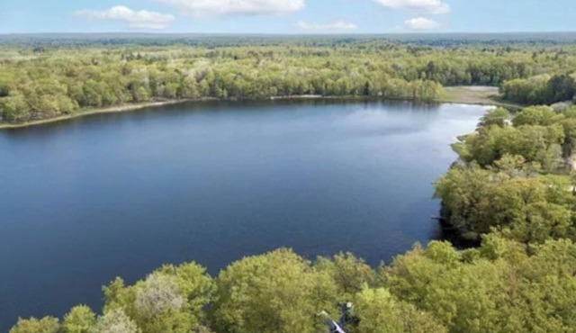 4 bedroom, 3 ful bath Lakefront cottage Pet friendly
