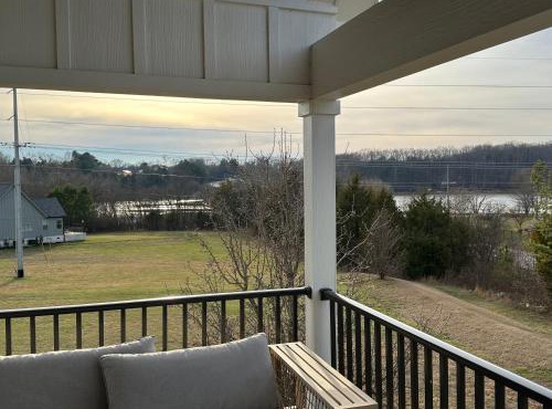 4-bedroom Lake house in Twin Creeks Winchester TN with Lakeview's, hot tub, pool