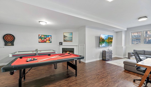4 br/3ba, Great for Large Groups, Garage Parking. Spacious and updated! in Chicago