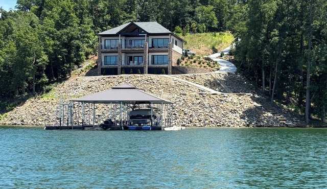 4 BR 4 BA house in Crane Hill on the lake with a 2 mile water view, calm water
