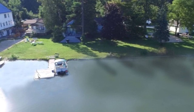 4 Lakefront Homes | Campau Lake Retreat for Groups