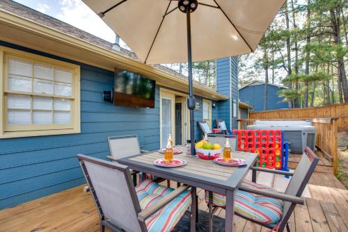 4 Mi to Airport: Atlanta Home w/Deck & Hot Tub