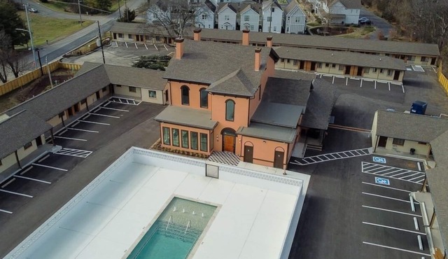 4 Welcoming East Nashville Rooms | Pool & Free Parking Onsite | Pets Allowed