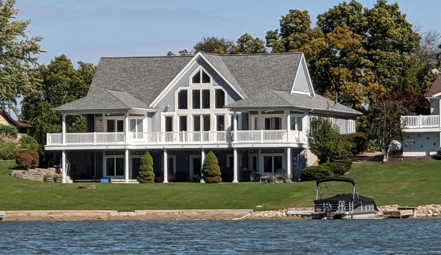 4000 SQ FT, SANDY BEACH, CANOES, KAYAKS, PONTOON AND JETSKI AVAIL, A+ REVIEWS