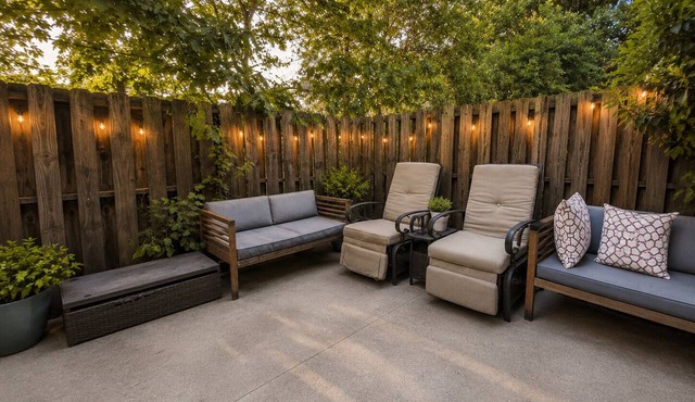 4BR Home with calif king bed Sleeps 10, Gym near Airport