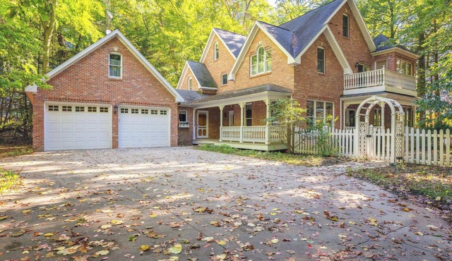 5 bedroom on Saddle Lake, Luxury retreat