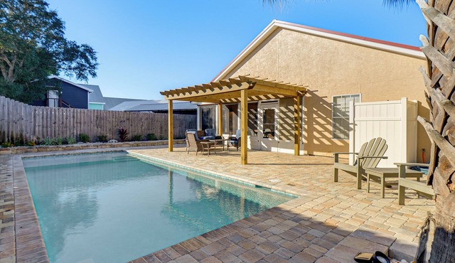 5 Blocks to Shore: PCB Escape w/Screened Porch