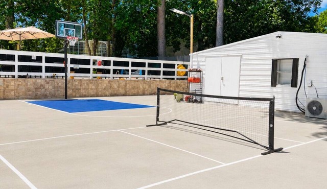 5 BR, 6 King Bed, Game Room, Bar, Pool, Basketball and Pickleball Court, FirePit